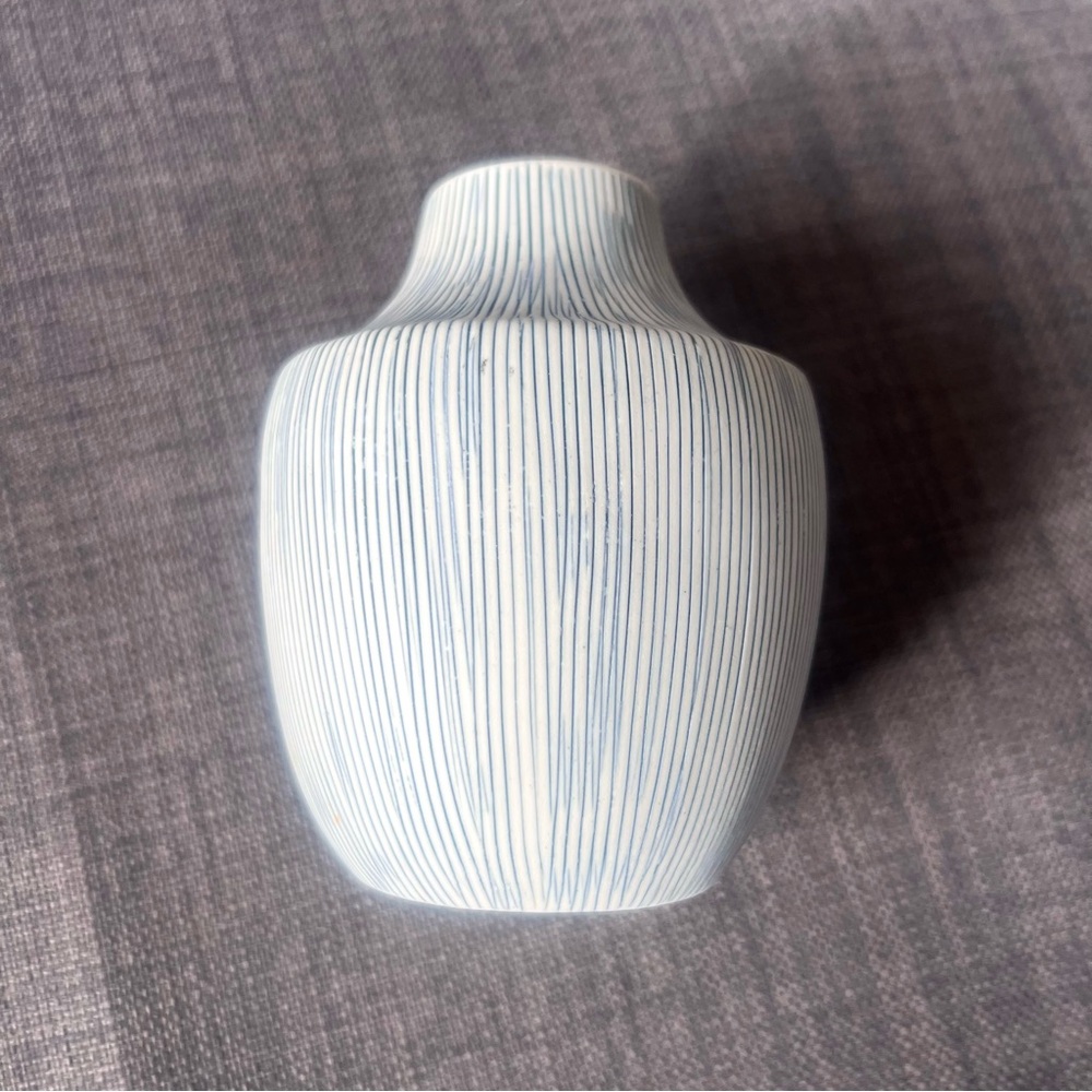 Inca mini bud vase Elegant Blue and White Striped porcelain made in Thailand - Picture 6 of 11